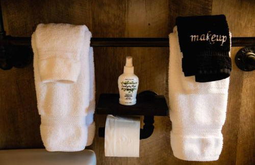 Rustic Chic Alabama Cabin w Loft Fire Pit Pet Friendly Fenced Yard Lake Guntersville - Lucky Lodge - Foto 23