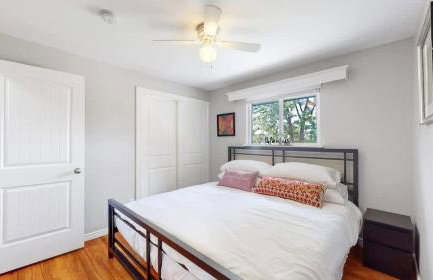 Charming four bedroom home with large yard and plenty of room for family - Foto 19