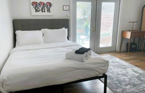 Treehouse is a Quaint 2 BR in an Up-and-Coming Part of Town, Pet Friendly with Fenced Yard and lounge area that is Close to Downtown Tampa - Foto 11