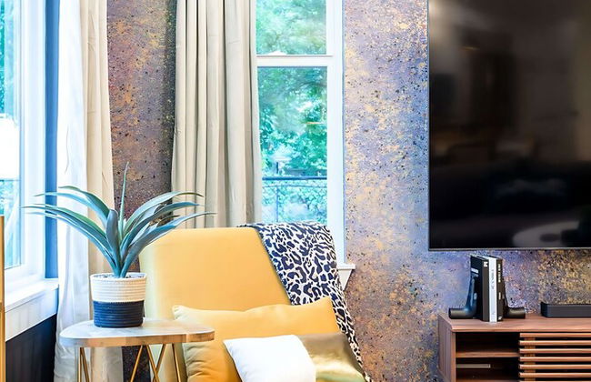 5 000 SQ FT Private 10br Compound DT 6 Min Drive - Photo 7