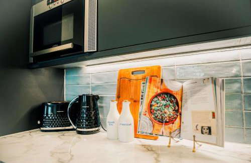 Stylish 2 Bed City Centre Apartment with Parking - Photo 16