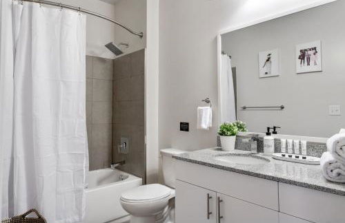 Modern Home 2BR 2BA Free Off-Street Parking & Wifi - Foto 12