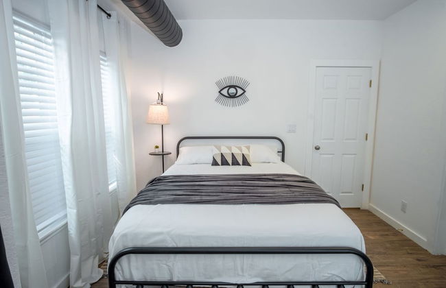 Huge Remodeled 5BR 4BA House Sleeps 20 Downtown - Photo 18