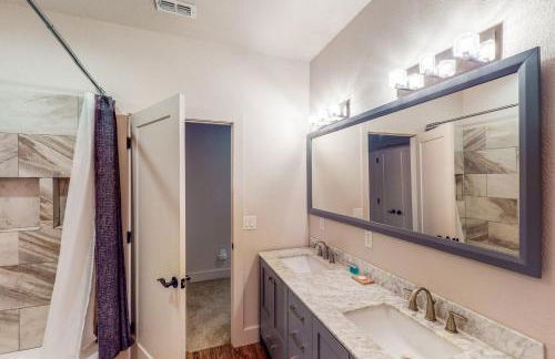 Hot Tub and Views Luxe Lake Bridgeport Retreat - Foto 21