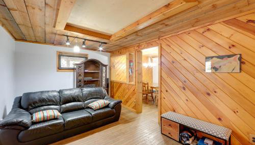 Love Shack Retreat Cabin with Deck and Yard! - Foto 4