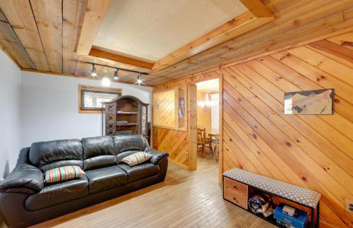 Love Shack Retreat Cabin with Deck and Yard! - Foto 4