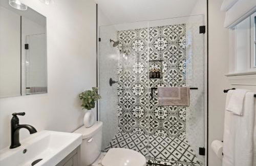 Hot Tub & Pool Table Mins to Beale Renovated - Foto 32