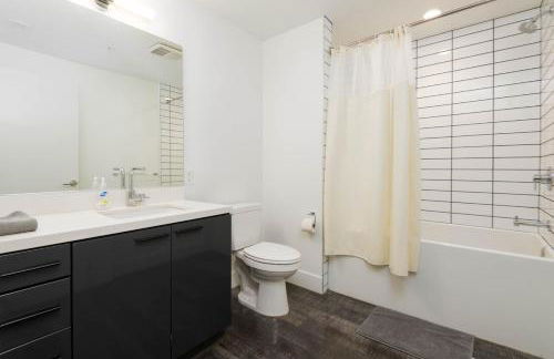 Stylish 3BR High-Rise with Pool, Hot Tub & Rooftop Views - Foto 2