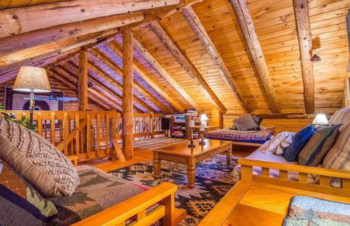 Family-Focused & Pet-Friendly Log Cabin with 4BR 2BA Sleeps 10 - Photo 31
