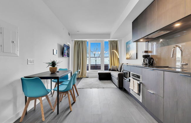 Modern suite steps to port credit Go - Foto 1