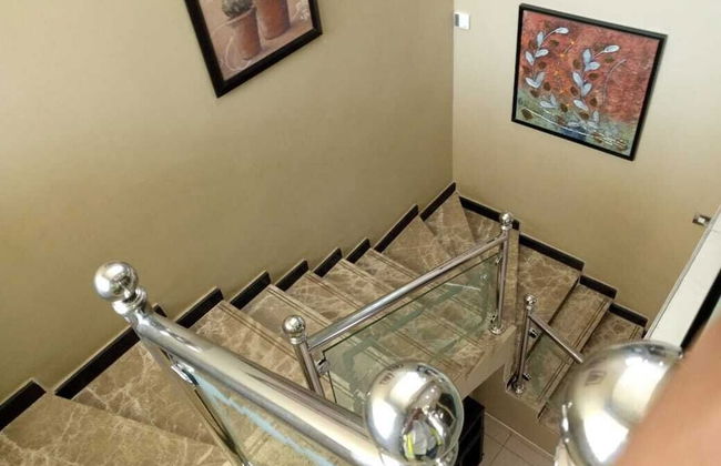 Executive Fully Furnished Apartment Close to Amenities - Photo 8