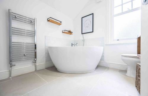 The Lymington Hub Slps 13 hot tub/chef/spa - Photo 47