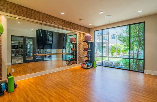 Spacious 2BR Uptown Biltmore Gym Pool Parking WD - Foto 16