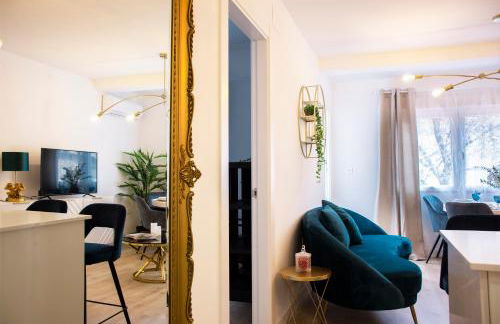 Duerme junto a la Plaza de Toros de Granada. - Foto 24