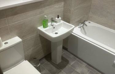 Two Bedroom City View Apartment Liverpool by StaySavvy Accommodation - Photo 32