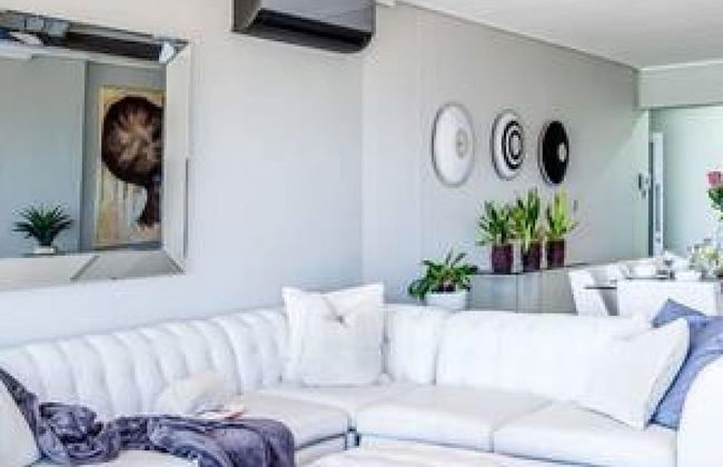 Camps Bay Holiday Apartment in Secure Complex With Private Pool and Parking Houghton Views - Foto 26