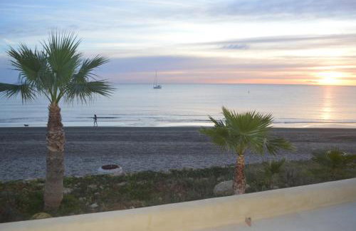 Espectacular Suite Privada a pie de playa y mar en CHALET ROQUETES - Foto 20
