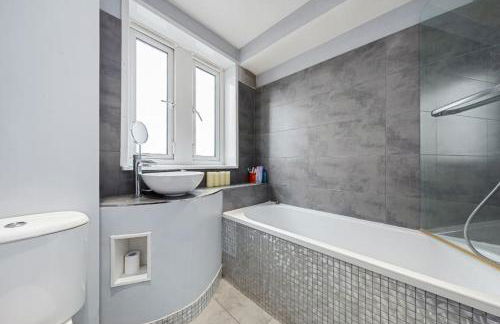 Top Floor 1 Bedroom Apartment with views over London - Photo 4