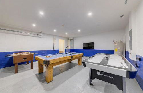 580 - Stunning Renovated Home with Large East Facing Pool Deck Overlooking Preservation Area and Games Room - Foto 28