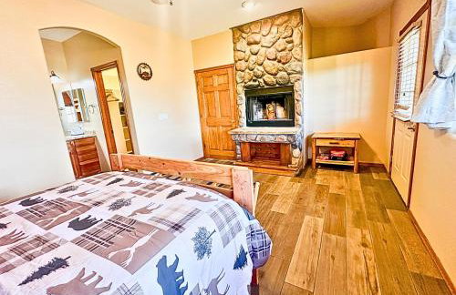 Forest edge, wild mustangs nearby, balcony views By Vacation Your Way - Foto 18