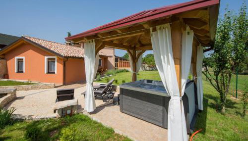 Attractive Holiday Home with Pool, Hot Tub, Patio, Courtyard - Foto 2