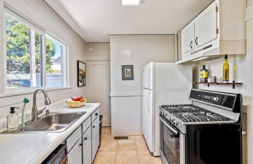 Refined and Roomy 1BD House with Laundry - Foto 24