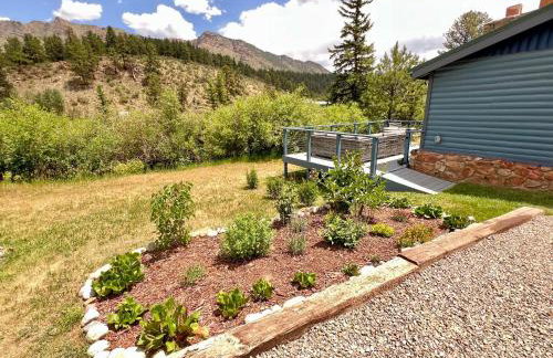 Cozy Riverfront Cabin with Fireplace & Deck - Foto 43