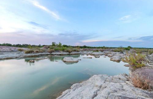 Luxury Riverfront Retreat - 6 Cabins - Private Pool - Photo 9