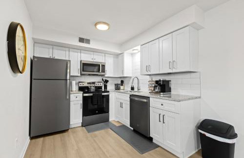 Bright & Spacious Flat Near the Heart of Royal Oak - Photo 18