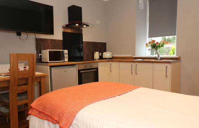 Linden Cottage Room 2 - Airdrie - Photo 2