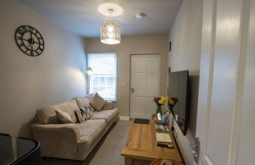 Relaxing Town Centre House - Perfect for Exploring - Photo 2