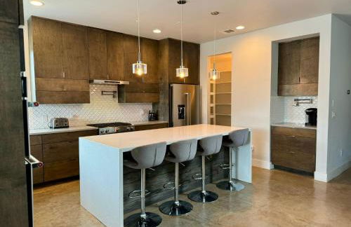 Upscale Modern Hill Country Home! Has it ALL! - Foto 26