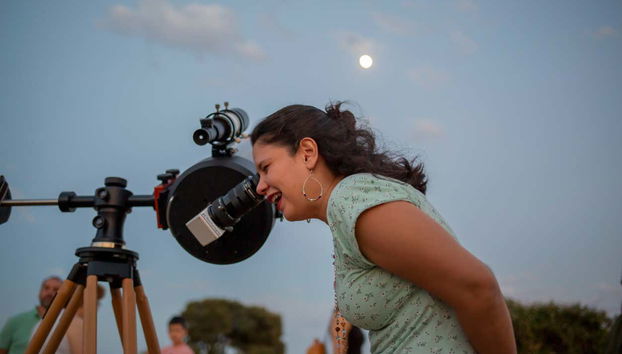 Osservando le stelle con il telescopio