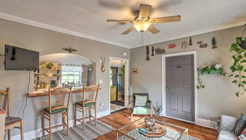 Stylish Woodfin Home with Backyard and Fire Pit - Foto 4