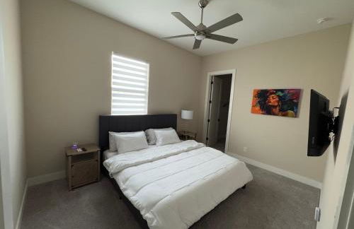 Brand New Luxury 4 bedroom heated pool home - Foto 16