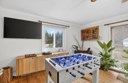 Stylish Hot Tub Retreat with Ping Pong home - Foto 11