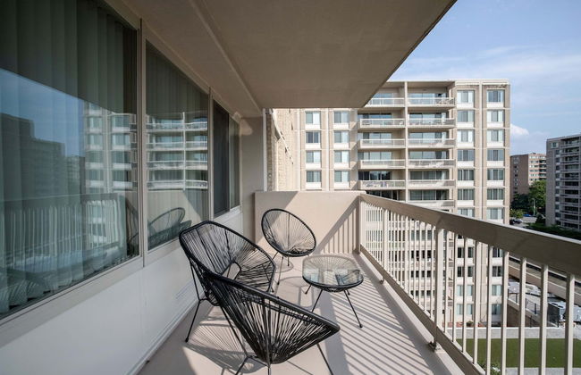 Stylish Comfort Condo in Crystal City - Photo 22