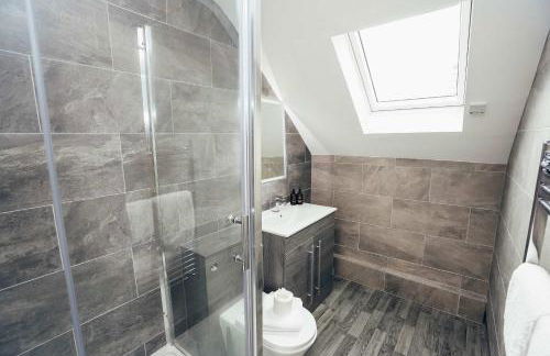 Hen & Chickens Luxury Apartments, Free Parking, By DerBnB - Photo 15