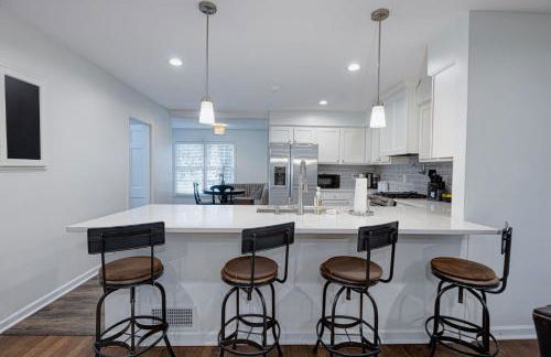 Group Getaway 6BR Near Fort Benning Huge Kitchen Private Yard - Foto 11