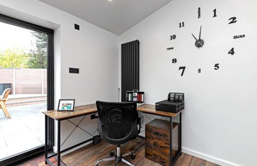 Contractors Heaven-POOL TABLE-THREE BEDROOM HOUSE WITH SEPARATE ONE BEDROOM SELF CONTAINED-Close to AIRPORT - Foto 44