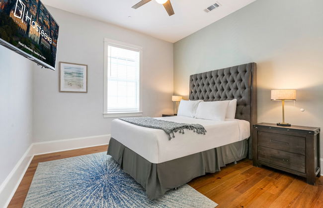 Modern 4 BR Condo with Balcony & Pool - Near FQ - Foto 4