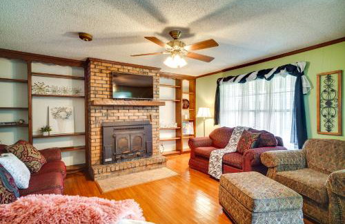 Patio & Grill! Charming 'Lake Charles Landing Pad' - Foto 1