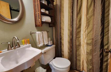 Cozy 2BR with Great Views Near Trails - Photo 9