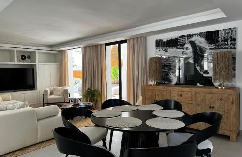 Marbella Bliss - Luxury 4-Bedroom VILLA with Garden, Private POOL & Jacuzzi, Marbesa near- 5 min to the Cabopino Beach - Photo 23