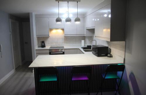 Comfy 2-bedroom Flat with Private Parking - Foto 16