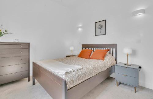 Modern Cosy 2 bed apartment, Smart TV & NETFLIX with private balcony and city view - Foto 12