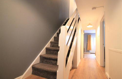 H21 -3 bed Close to Town Drive Parking 2 toilets Contractor Digs - Photo 31