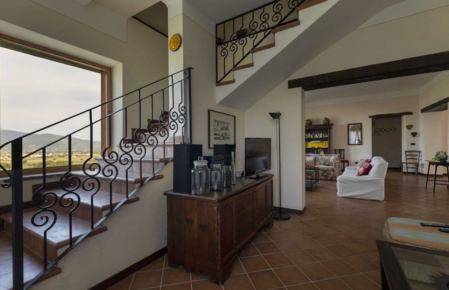 Classic Villa for Family With Pets - Photo 2