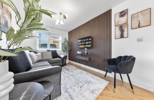 AC & Private Drive Stylish 4BR 5 Beds 8 Guests Wifi And Parking - Photo 1