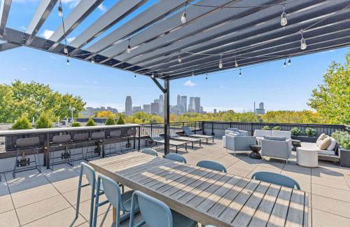 Lux 2BD Gym Rooftop Street Parking by DT UMN - Foto 45